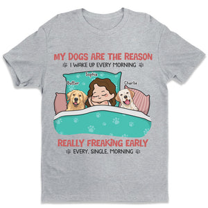 Mes chiens sont la raison pour laquelle je me réveille chaque matin - T-shirt unisexe personnalisé pour chien, sweat à capuche, sweat-shirt - Cadeau de Noël pour les propriétaires d'animaux et les amoureux des animaux