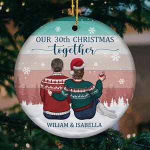 Nous célébrons Noël ensemble - Décoration de Noël ronde personnalisée en céramique - Cadeau pour couple, mari et femme, anniversaire, fiançailles, mariage, cadeau de mariage, cadeau de Noël
