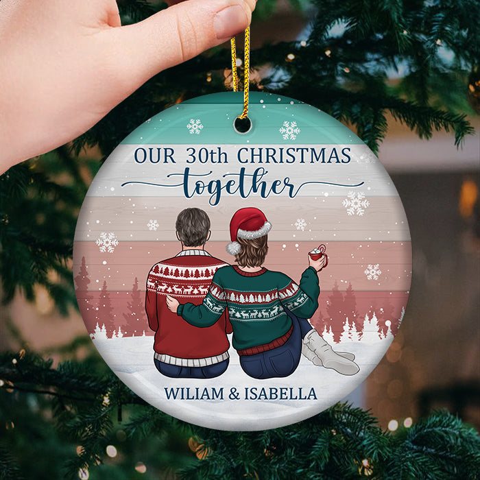 Nous célébrons Noël ensemble - Décoration de Noël ronde personnalisée en céramique - Cadeau pour couple, mari et femme, anniversaire, fiançailles, mariage, cadeau de mariage, cadeau de Noël