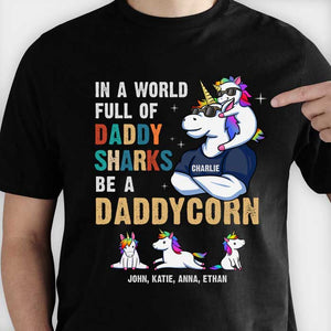 Dans un monde rempli de papa requin, soyez un papacorn - Cadeau pour papa, grand-père - T-shirt unisexe personnalisé, sweat à capuche