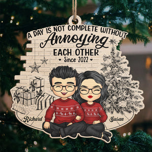Une journée n'est pas complète sans s'embêter mutuellement - Ornement personnalisé pour couple - Forme unique en bois - Cadeau de Noël pour mari et femme, anniversaire