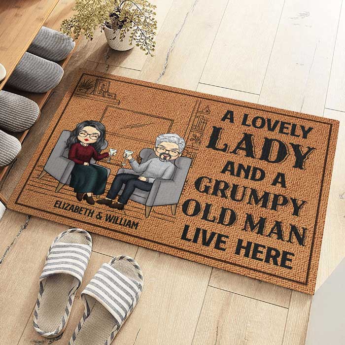 Une charmante dame et un vieil homme grincheux - Tapis décoratif personnalisé - Cadeau pour couple, mari et femme