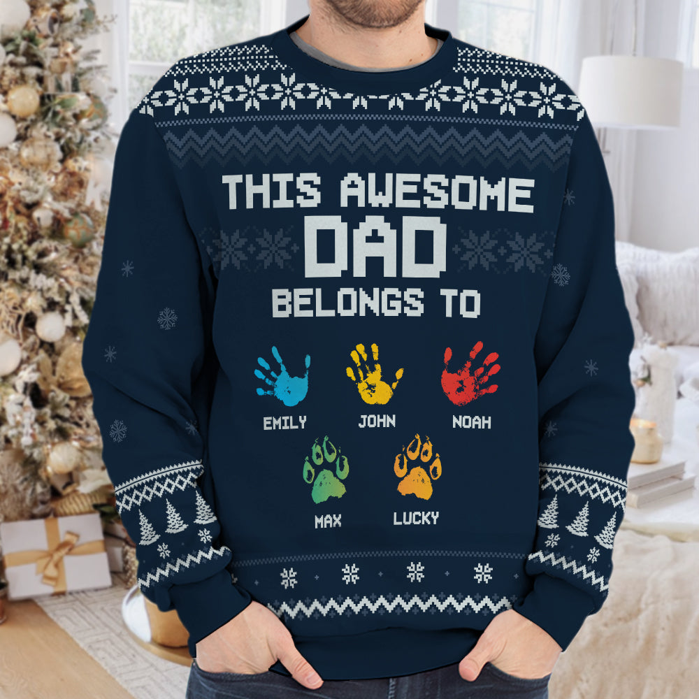 Ce papa génial appartient à - Sweat-shirt de Noël unisexe personnalisé et moche, sweat-shirt en laine, sweat-shirt imprimé intégral - Cadeau pour papa, cadeau de Noël