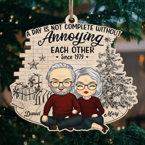 Une journée n'est pas complète sans s'embêter mutuellement - Ornement personnalisé pour couple - Forme unique en bois - Cadeau de Noël pour mari et femme, anniversaire