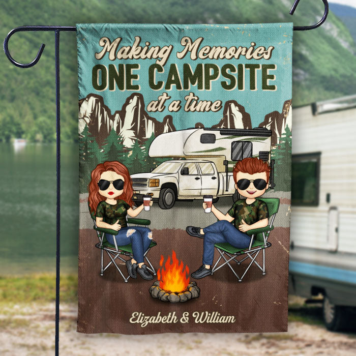 Créer des souvenirs, un camping à la fois - Drapeau personnalisé pour couple - Cadeau pour mari, femme, anniversaire, amoureux du camping