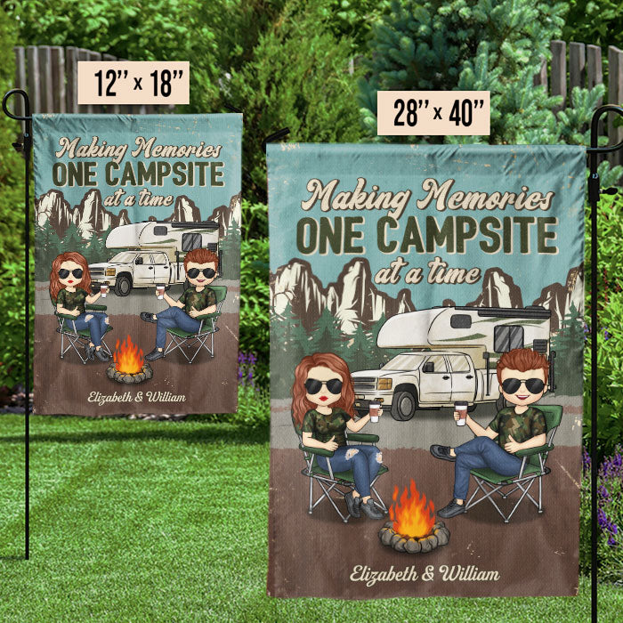 Créer des souvenirs, un camping à la fois - Drapeau personnalisé pour couple - Cadeau pour mari, femme, anniversaire, amoureux du camping
