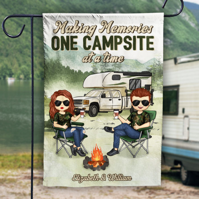 Créer des souvenirs, un camping à la fois - Drapeau personnalisé pour couple - Cadeau pour mari, femme, anniversaire, amoureux du camping