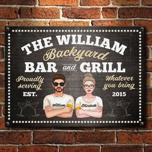 Bar et grill d'arrière-cour - Nous servons fièrement tout ce que vous apportez - Cadeau pour couples, mari et femme, plaque en métal personnalisée