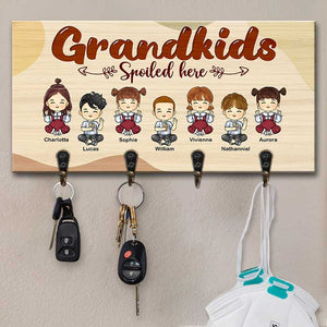Nos petits-enfants dynamiques sont gâtés ici - Porte-clés personnalisé, porte-clés - Cadeau pour couples, mari et femme