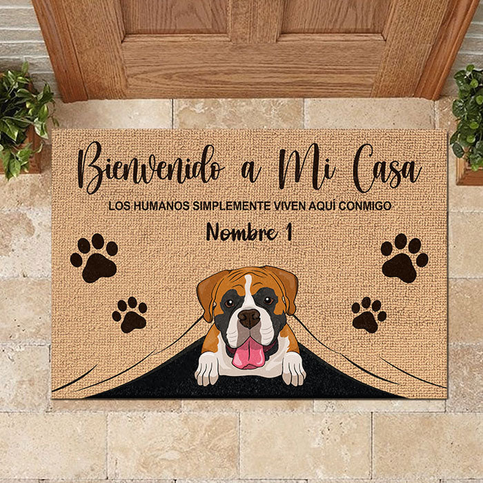 Los humanos simplemente viven aquí con nosotros Spanish - Funny Personalized Pet Decorative Mat.