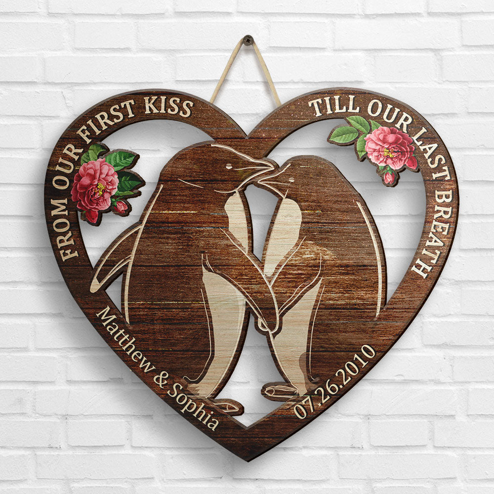 Couple de pingouins « Notre premier baiser » – Panneau en bois personnalisé – Cadeau pour couple, mari et femme