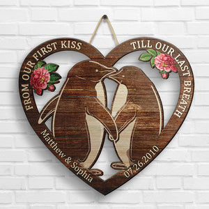 Couple de pingouins « Notre premier baiser » – Panneau en bois personnalisé – Cadeau pour couple, mari et femme