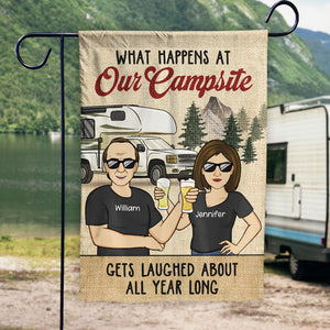 Drapeau vintage personnalisé « Ce qui se passe dans notre camping » – Cadeau pour les amateurs de camping