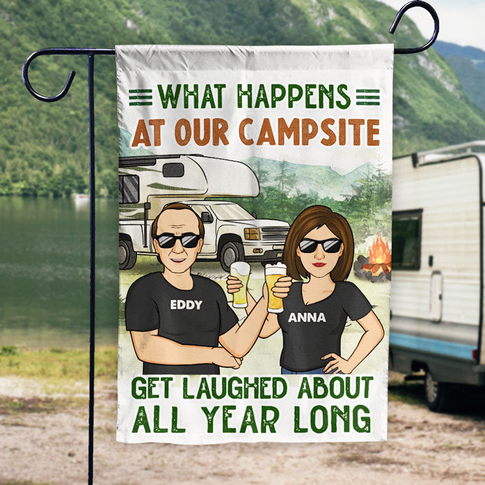 Ce qui se passe sur notre camping - Drapeau personnalisé - Cadeau pour les amateurs de camping