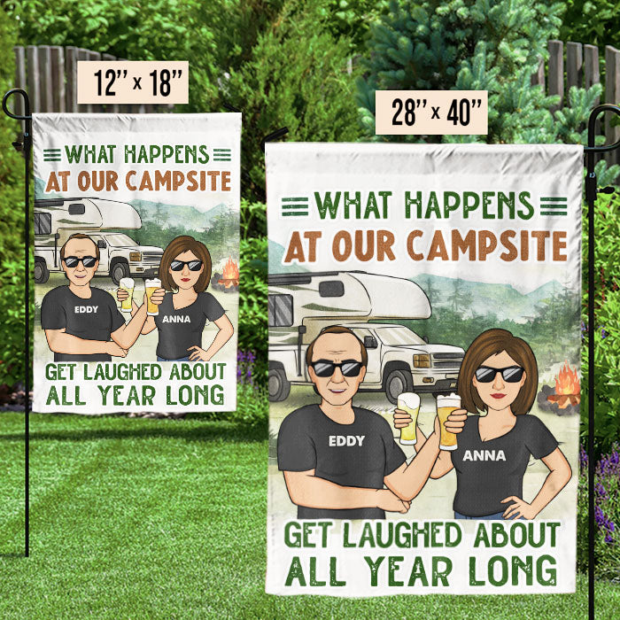 Ce qui se passe sur notre camping - Drapeau personnalisé - Cadeau pour les amateurs de camping