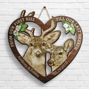 Couple Buck &amp; Doe de notre premier baiser - Panneau en bois personnalisé - Cadeau pour couples, mari et femme