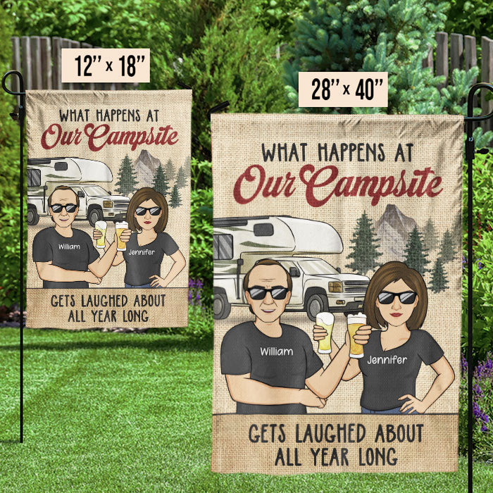 Drapeau vintage personnalisé « Ce qui se passe dans notre camping » – Cadeau pour les amateurs de camping