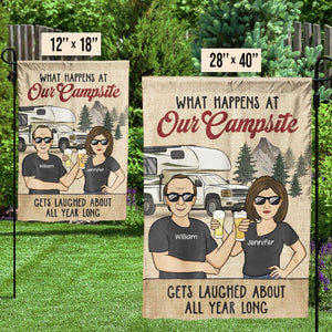 Drapeau vintage personnalisé « Ce qui se passe dans notre camping » – Cadeau pour les amateurs de camping