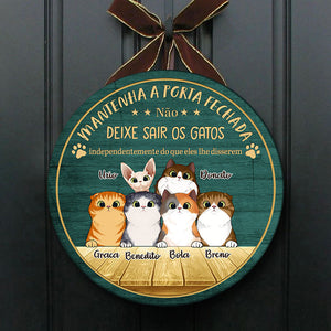 Mantenha A Porta Fechada - Sinal De Porta De Gato Personalizado E Engraçado, Funny Personalized Cat Door Sign Portuguese.