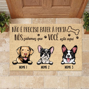 Não É Preciso Bater À Porta Portuguese - Funny Personalized Dog Decorative Mat.