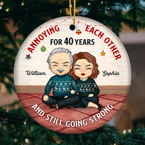 Nous nous agaçons encore les uns les autres ce Noël - Décoration de Noël ronde personnalisée en céramique - Cadeau pour couple, mari et femme, anniversaire, fiançailles, mariage, cadeau de mariage, cadeau de Noël
