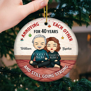 Nous nous agaçons encore les uns les autres ce Noël - Décoration de Noël ronde personnalisée en céramique - Cadeau pour couple, mari et femme, anniversaire, fiançailles, mariage, cadeau de mariage, cadeau de Noël