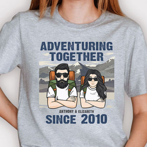 Couple en aventure ensemble - Cadeau pour couple, mari et femme - T-shirt unisexe personnalisé