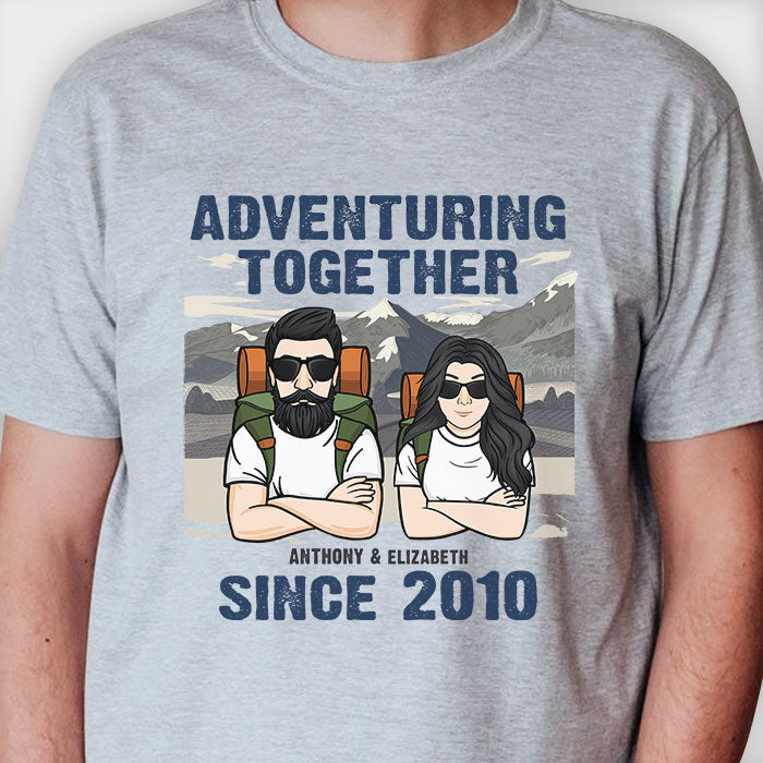 Couple en aventure ensemble - Cadeau pour couple, mari et femme - T-shirt unisexe personnalisé