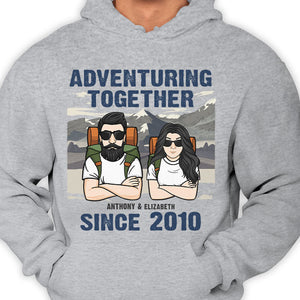Couple en aventure ensemble - Cadeau pour couple, mari et femme - Sweat à capuche unisexe personnalisé