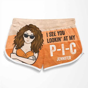 Je te vois regarder ma photo - Short de plage personnalisé pour couple - Cadeau pour couples, mari et femme