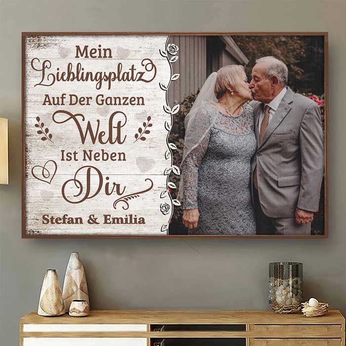 Mein Lieblingsplatz Ist Neben Dir - Bild Hochladen, Geschenk Für Paare, Ehemann Und Ehefrau - Personalized Horizontal Poster German.