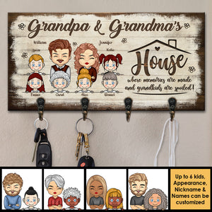 La maison est l'endroit où les souvenirs se créent et où les petits-enfants sont gâtés - Porte-clés personnalisé, porte-clés - Cadeau pour couples, mari et femme