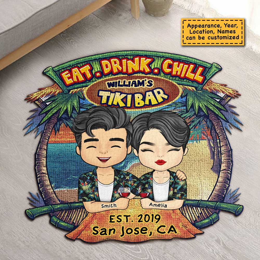 Tapis décoratif personnalisé « Tiki Bar Eat Drink Chill » – Cadeau pour couple, mari et femme 
