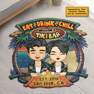 Tapis décoratif personnalisé « Tiki Bar Eat Drink Chill » – Cadeau pour couple, mari et femme 