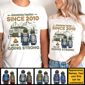 Aventurer ensemble et toujours aussi fort - T-shirt unisexe personnalisé, sweat à capuche, sweat-shirt - Cadeau pour couple, mari, femme, anniversaire, fiançailles, mariage, mariage, cadeau de camping