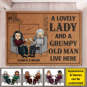 Une charmante dame et un vieil homme grincheux - Tapis décoratif personnalisé - Cadeau pour couple, mari et femme