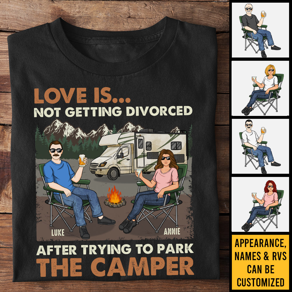 L'amour ne divorce pas après avoir essayé de garer le camping-car - T-shirt unisexe personnalisé, sweat à capuche, sweat-shirt - Cadeau pour couple, mari et femme, anniversaire, fiançailles, mariage, mariage, cadeau de camping
