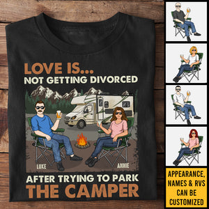 L'amour ne divorce pas après avoir essayé de garer le camping-car - T-shirt unisexe personnalisé, sweat à capuche, sweat-shirt - Cadeau pour couple, mari et femme, anniversaire, fiançailles, mariage, mariage, cadeau de camping
