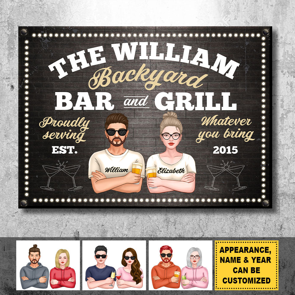 Bar et grill d'arrière-cour - Nous servons fièrement tout ce que vous apportez - Cadeau pour couples, mari et femme, plaque en métal personnalisée