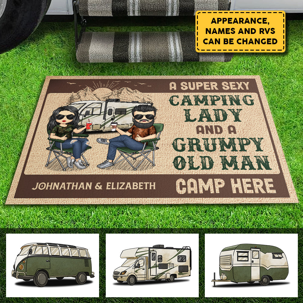 Un couple génial campe ici ! Tapis décoratif personnalisé ! Cadeau pour les amateurs de camping