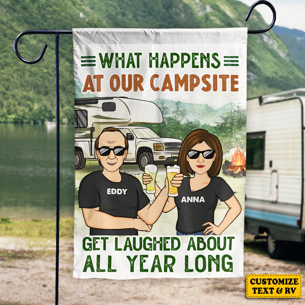 Ce qui se passe sur notre camping - Drapeau personnalisé - Cadeau pour les amateurs de camping