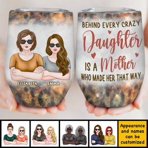 Derrière chaque fille folle se cache une mère qui l'a rendue ainsi - Cadeau pour maman, grand-mère - Verre à vin personnalisé 