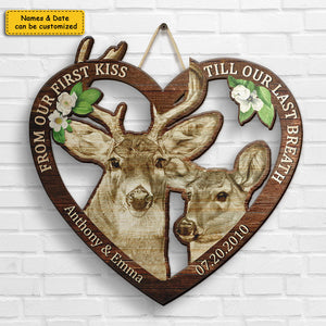Couple Buck &amp; Doe de notre premier baiser - Panneau en bois personnalisé - Cadeau pour couples, mari et femme