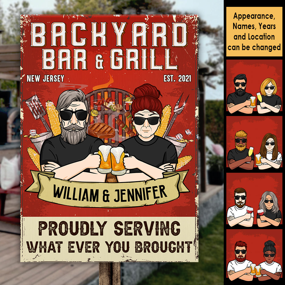Bar et grill d'arrière-cour servant fièrement ce que vous avez apporté - Cadeau pour couples, mari et femme, plaque en métal personnalisée
