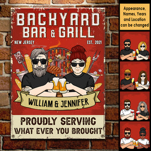 Bar et grill d'arrière-cour servant fièrement ce que vous avez apporté - Cadeau pour couples, mari et femme, plaque en métal personnalisée