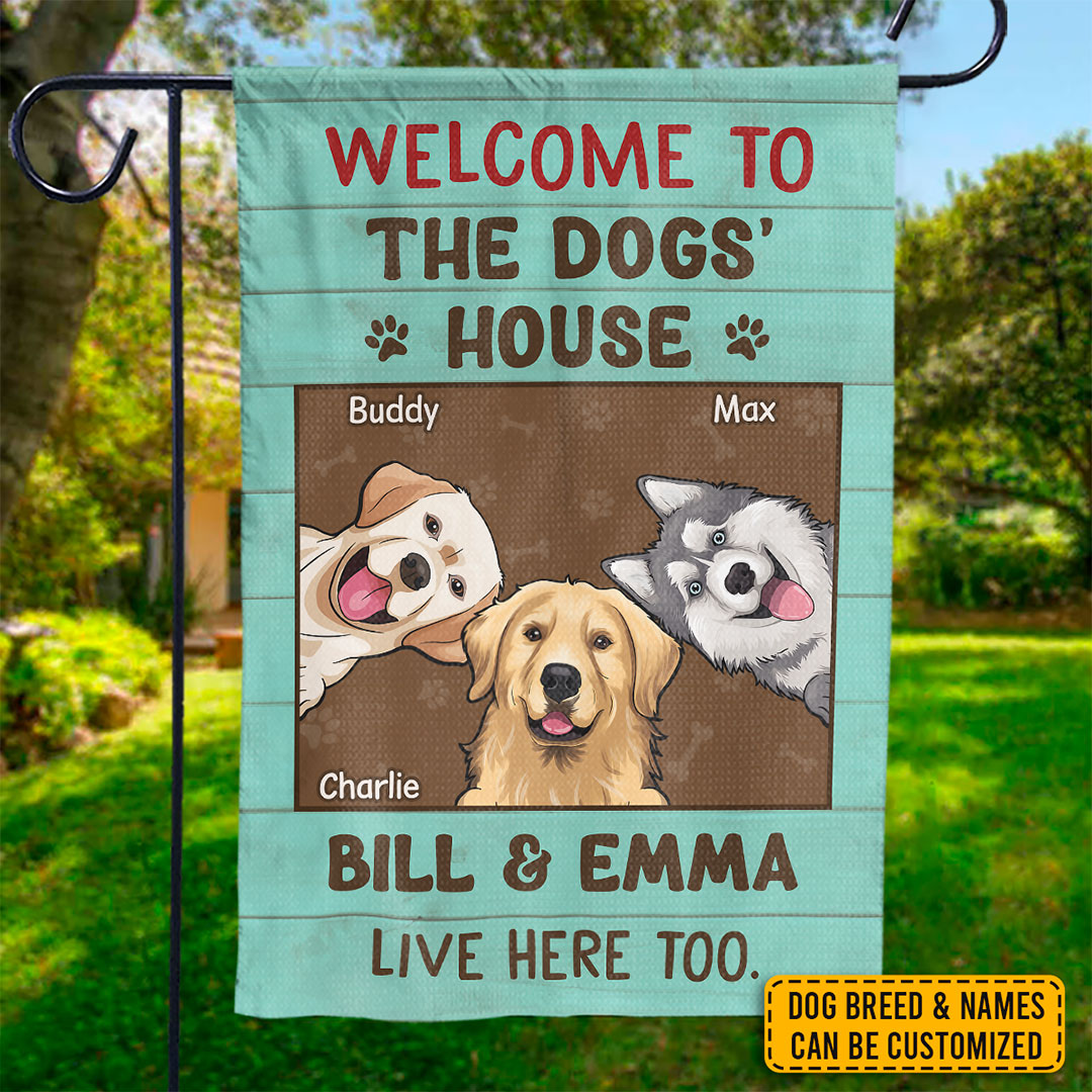 Bienvenue chez les chiens, nous vivons ici aussi - Drapeau personnalisé pour chien - Cadeau pour les propriétaires d'animaux et les amoureux des animaux