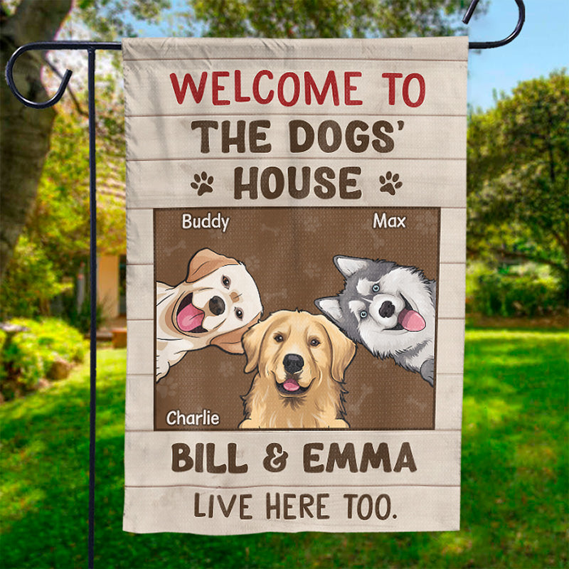 Bienvenue chez les chiens, nous vivons ici aussi - Drapeau personnalisé pour chien - Cadeau pour les propriétaires d'animaux et les amoureux des animaux