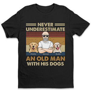 Ne sous-estimez jamais un vieil homme avec ses chiens ! T-shirt, sweat à capuche et sweat-shirt unisexe personnalisé avec chien ! Cadeau pour les propriétaires et les amoureux des animaux.