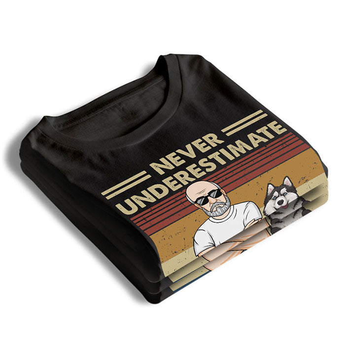 Ne sous-estimez jamais un vieil homme avec ses chiens ! T-shirt, sweat à capuche et sweat-shirt unisexe personnalisé avec chien ! Cadeau pour les propriétaires et les amoureux des animaux.