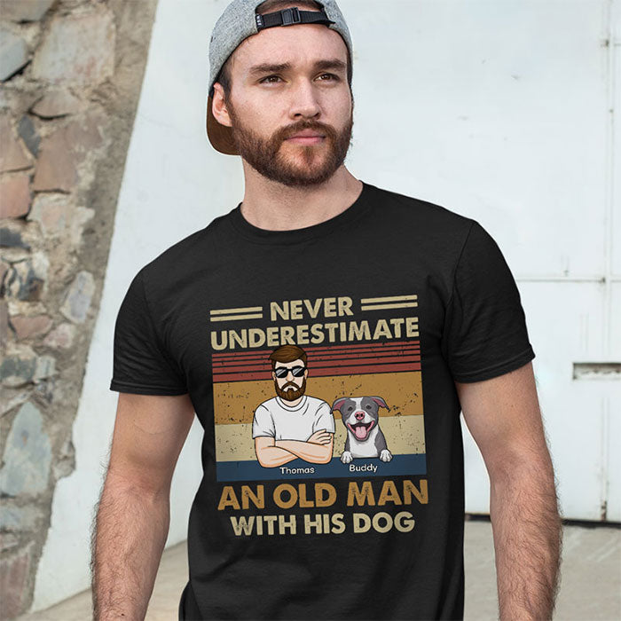 Ne sous-estimez jamais un vieil homme avec ses chiens ! T-shirt, sweat à capuche et sweat-shirt unisexe personnalisé avec chien ! Cadeau pour les propriétaires et les amoureux des animaux.